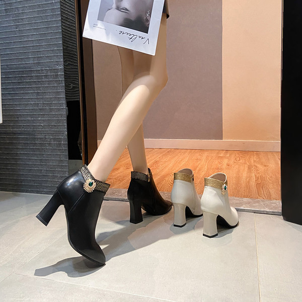 Naiste moodsad dekoratiivkividega teravatipuline mudel