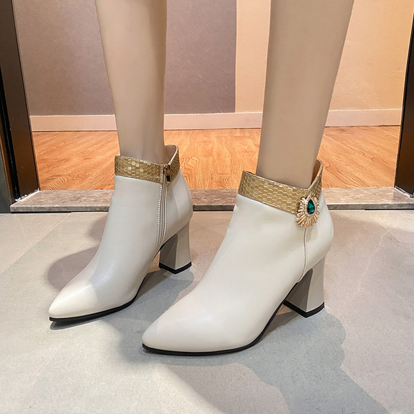 Naiste moodsad dekoratiivkividega teravatipuline mudel