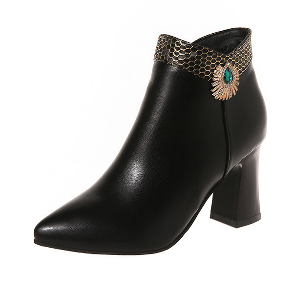 Naiste moodsad dekoratiivkividega teravatipuline mudel