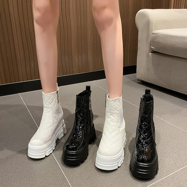 Eko-nahast kõrge lameda talla ja lukuga naiste saapad