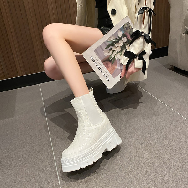 Eko-nahast kõrge lameda talla ja lukuga naiste saapad