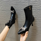 Stílusos női vékony sarkú csizma kövekkel