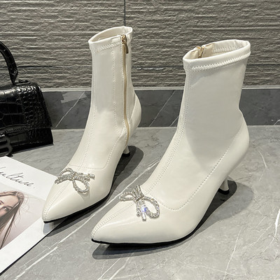 Stílusos női vékony sarkú csizma kövekkel