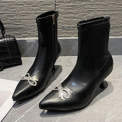 Stílusos női vékony sarkú csizma kövekkel