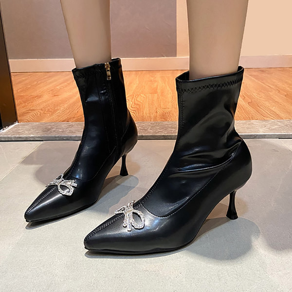 Stílusos női vékony sarkú csizma kövekkel