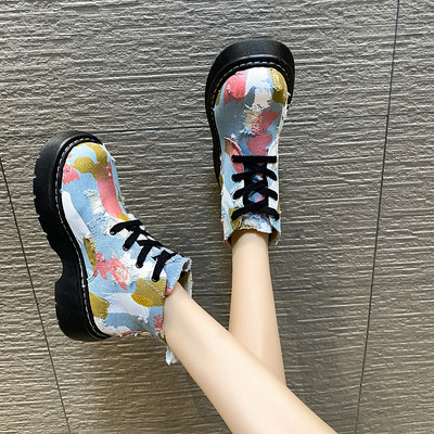 Дамски боти заоблен модел с връзки и равна подметка