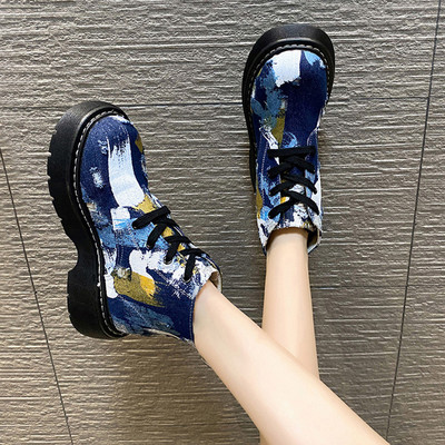 Дамски боти заоблен модел с връзки и равна подметка