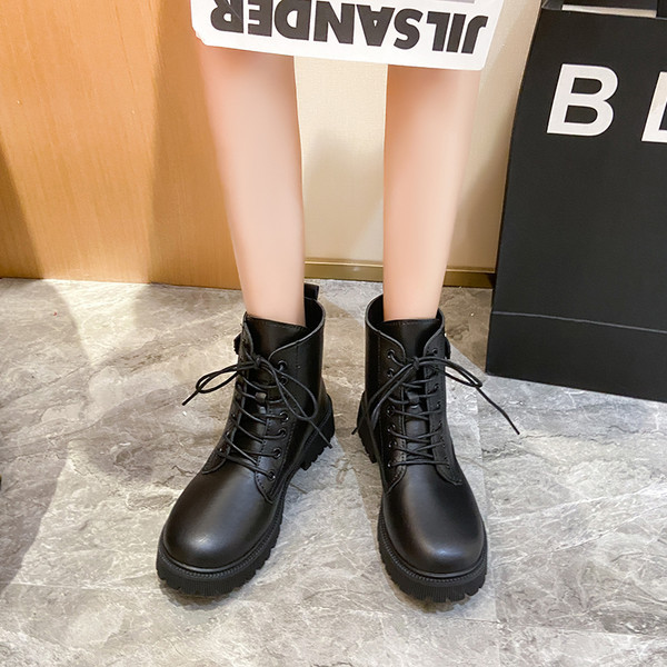 Naiste moodsad musta värvi paeltega nahast saapad