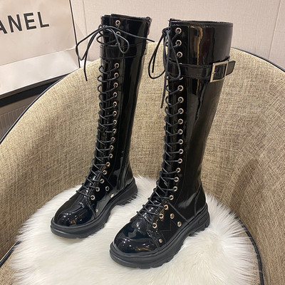 Modern női csizma cipzáras fűzővel és lapos talppal