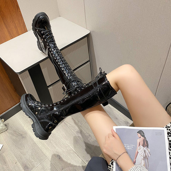 Modern női csizma cipzáras fűzővel és lapos talppal