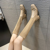 Stílusos női csizma csattal és 5 cm magas sarokkal