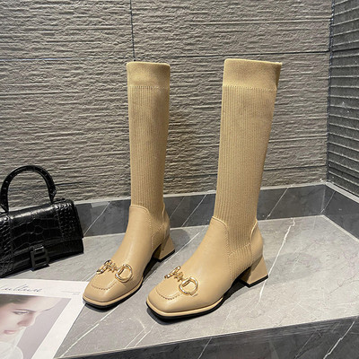 Stílusos női csizma csattal és 5 cm magas sarokkal