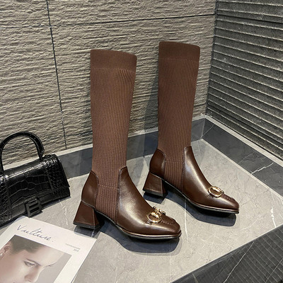 Stílusos női csizma csattal és 5 cm magas sarokkal