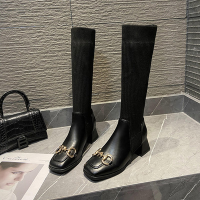 Stílusos női csizma csattal és 5 cm magas sarokkal