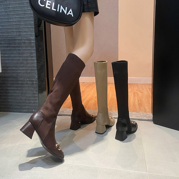 Stílusos női csizma csattal és 5 cm magas sarokkal