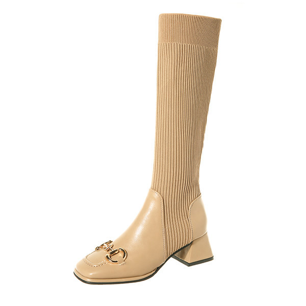 Stílusos női csizma csattal és 5 cm magas sarokkal