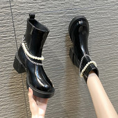 Női bőrcsizma gyöngypánttal és 6,5 cm vastag sarokkal