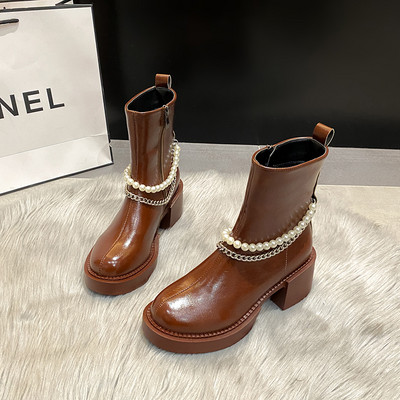 Női bőrcsizma gyöngypánttal és 6,5 cm vastag sarokkal