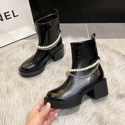 Női bőrcsizma gyöngypánttal és 6,5 cm vastag sarokkal