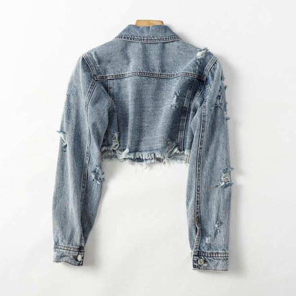 Rövid, modern farmerdzseki szakadt motívumokkal