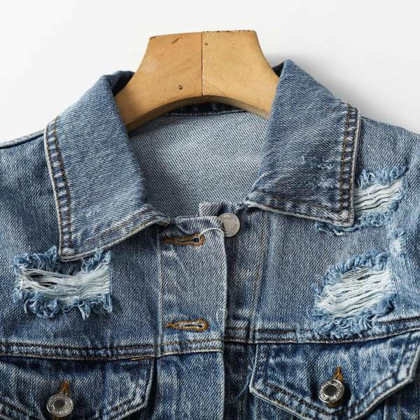 Rövid, modern farmerdzseki szakadt motívumokkal