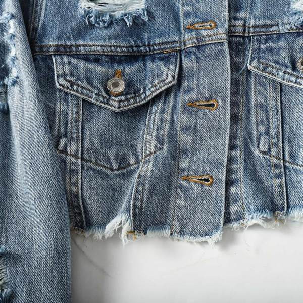 Rövid, modern farmerdzseki szakadt motívumokkal