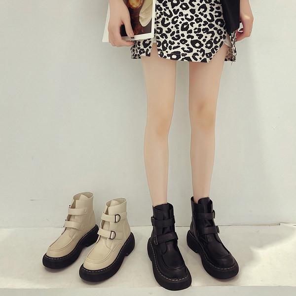 Lekerekített női csizma új modellje műbőr csattal