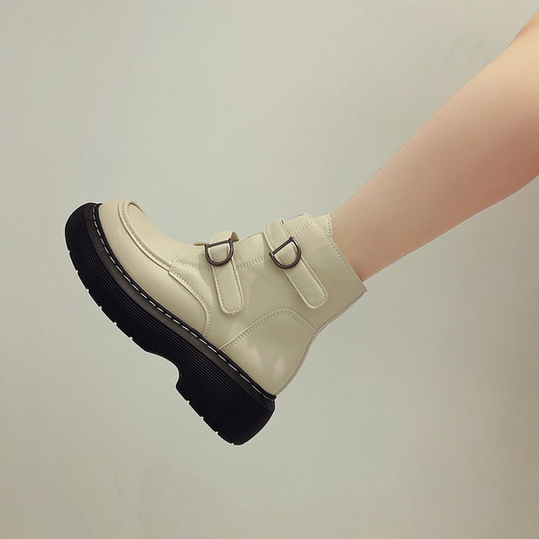 Lekerekített női csizma új modellje műbőr csattal