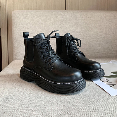 Alkalmi női csizma műbőrből, durva talppal