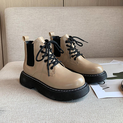 Alkalmi női csizma műbőrből, durva talppal