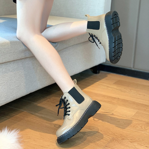 Alkalmi női csizma műbőrből, durva talppal