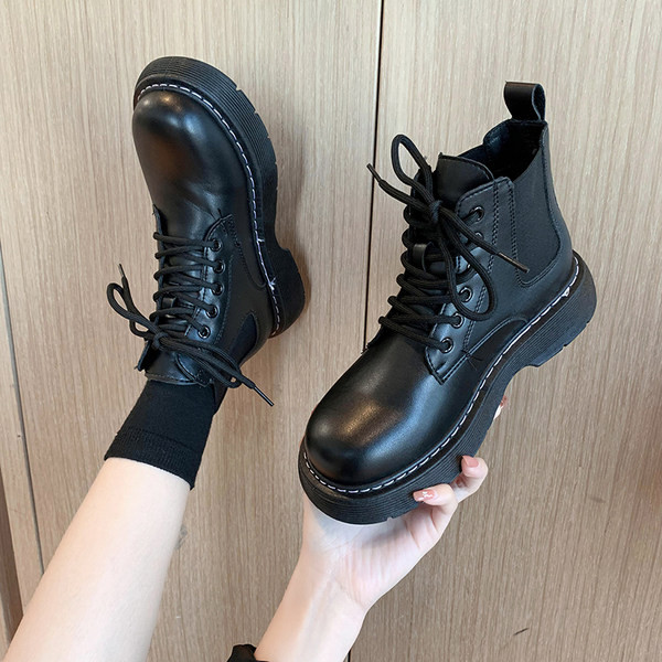 Alkalmi női csizma műbőrből, durva talppal