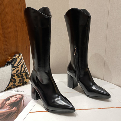 Stílusos női csizma cipzáros hegyes modellel