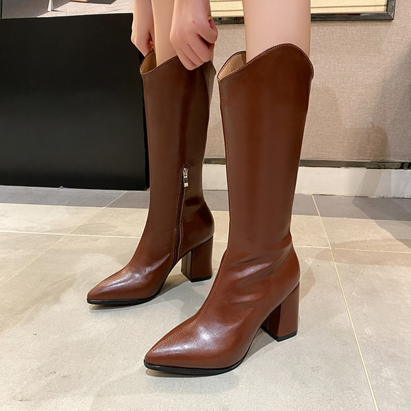 Stílusos női csizma cipzáros hegyes modellel