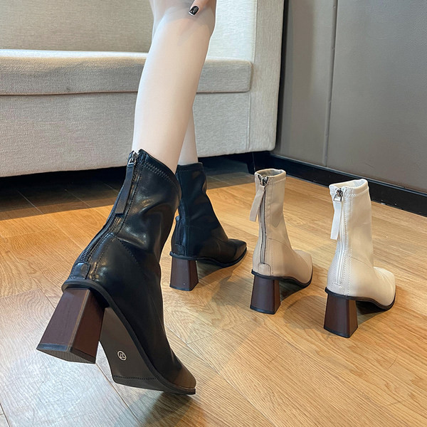 Modern női csizma magas, szögletes sarokkal, 7 cm