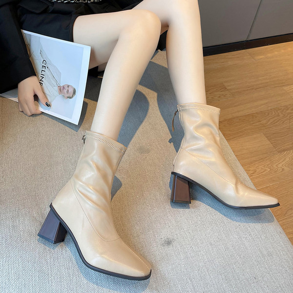 Modern női csizma magas, szögletes sarokkal, 7 cm