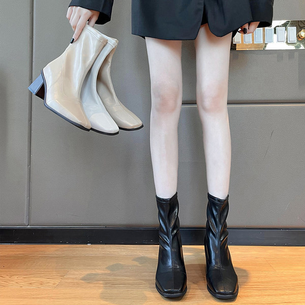 Modern női csizma magas, szögletes sarokkal, 7 cm