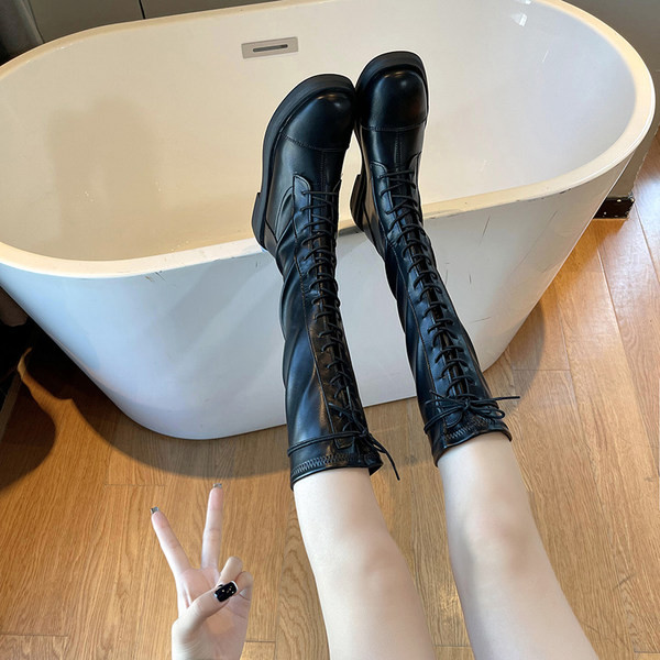 Moderne ženske čizme od umjetne kože s pertlama u crnoj boji