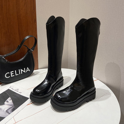 Stílusos női csizma sima modell lapos talppal