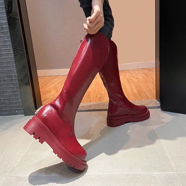 Stílusos női csizma sima modell lapos talppal