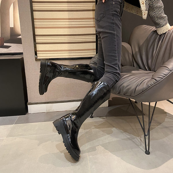 Stílusos női csizma sima modell lapos talppal