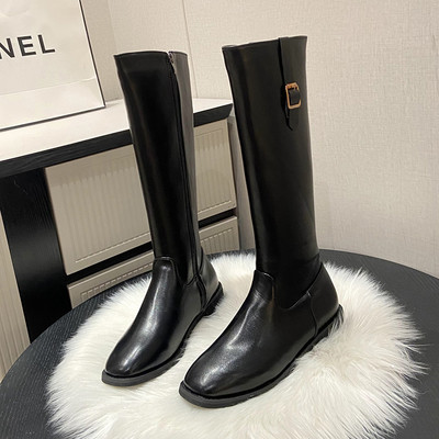 Stílusos női csizma csattal és cipzárral