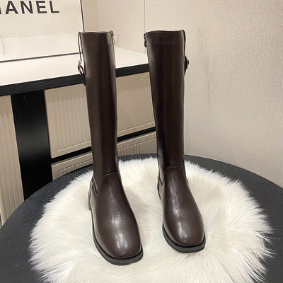 Stílusos női csizma csattal és cipzárral