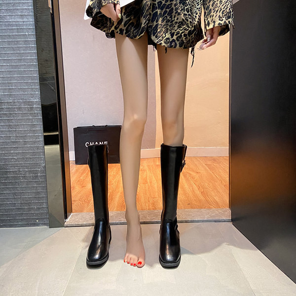 Stílusos női csizma csattal és cipzárral