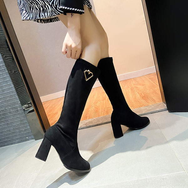 Stílusos női csizma öko velúrból, sarokkal és csattal