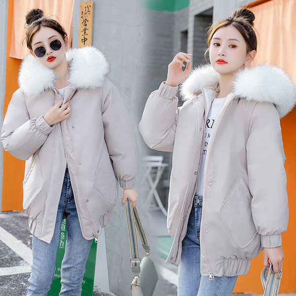 Modern női kabát cipzárral és lefelé a kapucnival