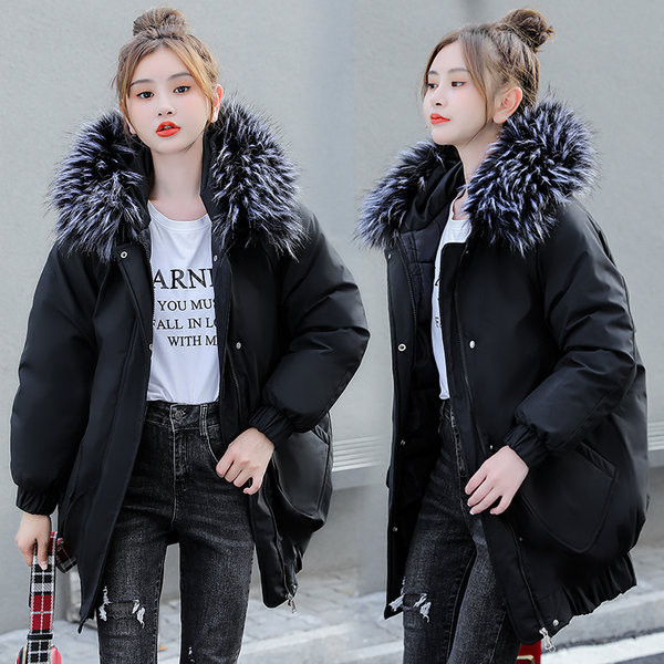 Modern női kabát cipzárral és lefelé a kapucnival