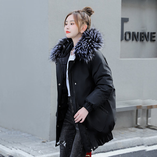 Modern női kabát cipzárral és lefelé a kapucnival