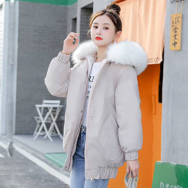 Modern női kabát cipzárral és lefelé a kapucnival