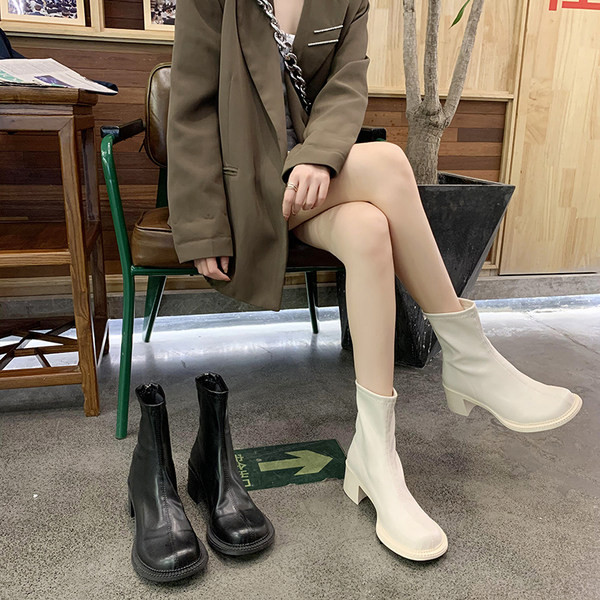 Lapos talpú női csizma két színben